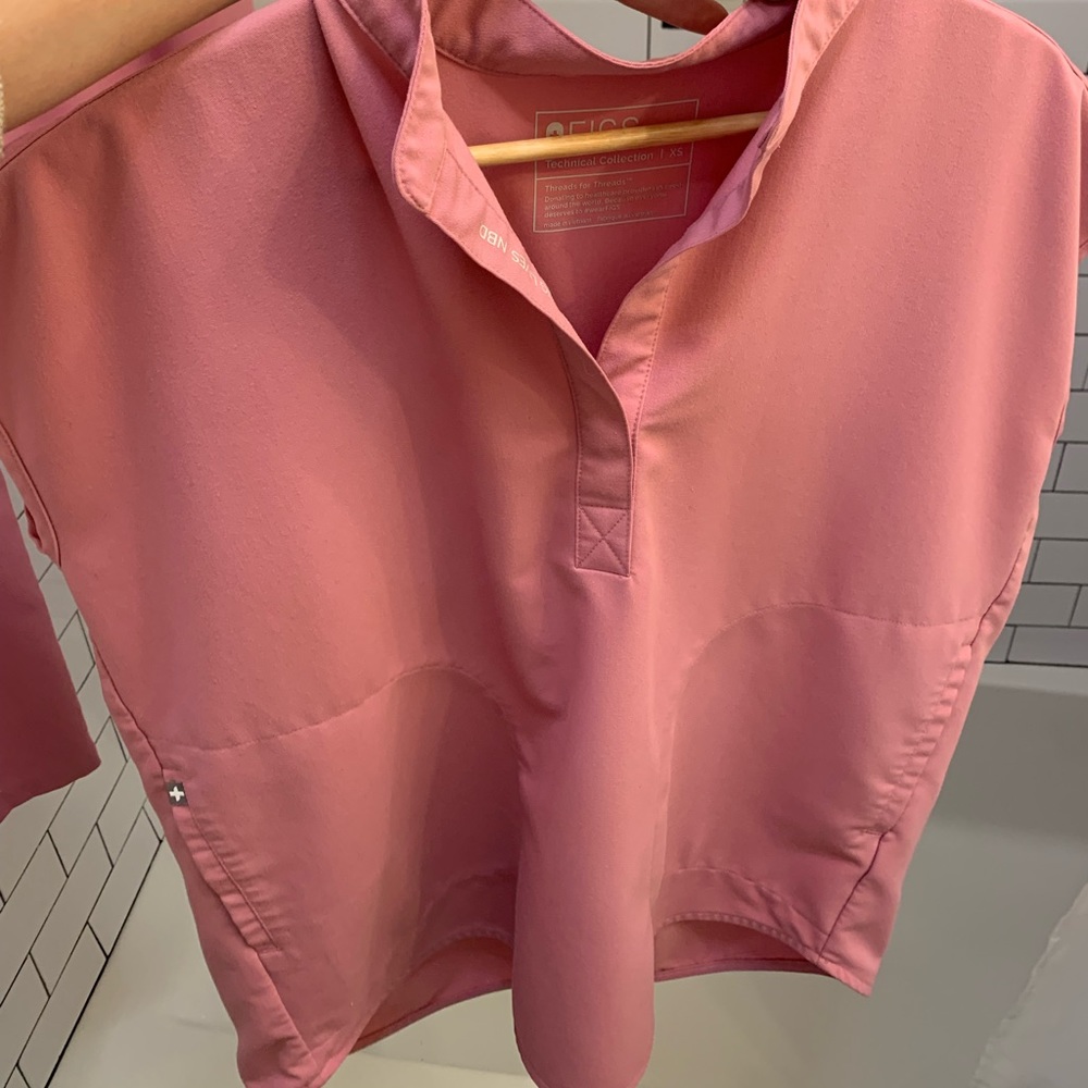 Figs womens rafaela XS top - chalk pink color